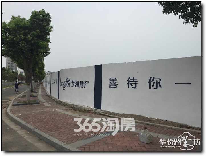 【小悦跑地】龙湖小龙湾G23地块还未正式动工,围挡已刷新哦,不过门口却贴了一张公告,上面写着什么? 【小悦跑地】龙湖小龙湾G23地块还未正式动工,围挡已刷新哦,不过门口却贴了一张公告,上面写着什么?