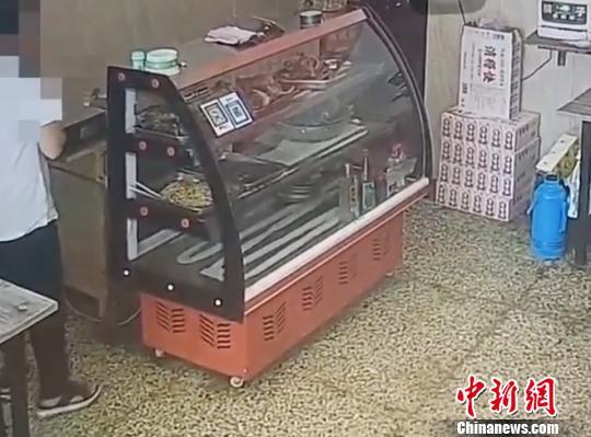 让店家给自己“打工” 男子将多家店铺收款码“偷梁换柱” 让店家给自己“打工” 男子将多家店铺收款码“偷梁换柱”