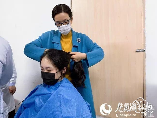 “我单身,没有负担,上‘前线’不害怕。”95后护士断发“出征”! “我单身,没有负担,上‘前线’不害怕。”95后护士断发“出征”!