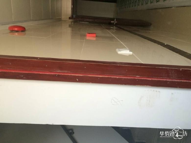 二期6号楼好多层楼道中门框边条脱落了,何时修