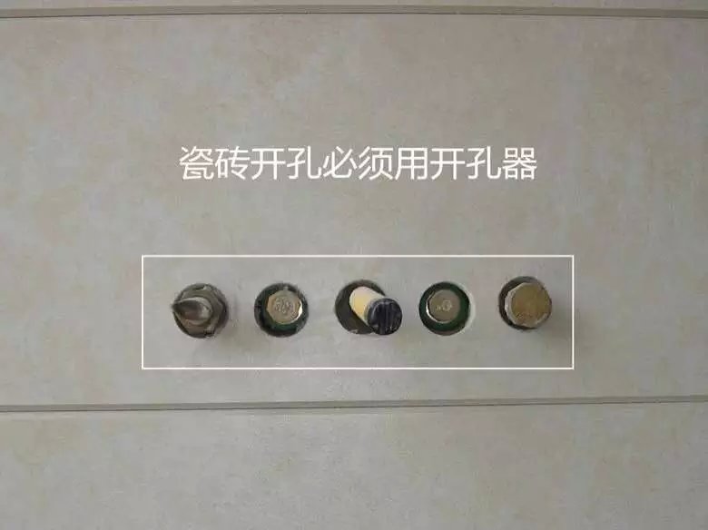 工艺说明 根据吊顶的设计标高在四周墙上弹线,弹线应清晰、位置应准确。 主龙骨吊点间距、起拱高度应符合设计要求。当设计无要求时,吊点间距应小于1.1m,应按房间短向跨度的l%~3%起拱。主龙骨安装后应及时校正其位置标高。 吊杆应通直,距主龙骨端部距离不得超过300mm。当吊杆与设备相遇时,应调整吊点构造或增设吊杆,吊杆长度超过1500mm,应增加反支撑措施。 次龙骨应紧贴主龙骨安装,固定板材的次龙骨间距不得大于600mm,在潮湿地区和场所,间距宜为300~400mm。用沉头自攻钉安装饰面板时,接缝处次龙