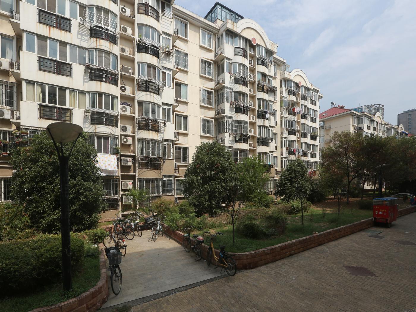 龙凤花园双卧朝南 带阳台 低总价不临街 中间层