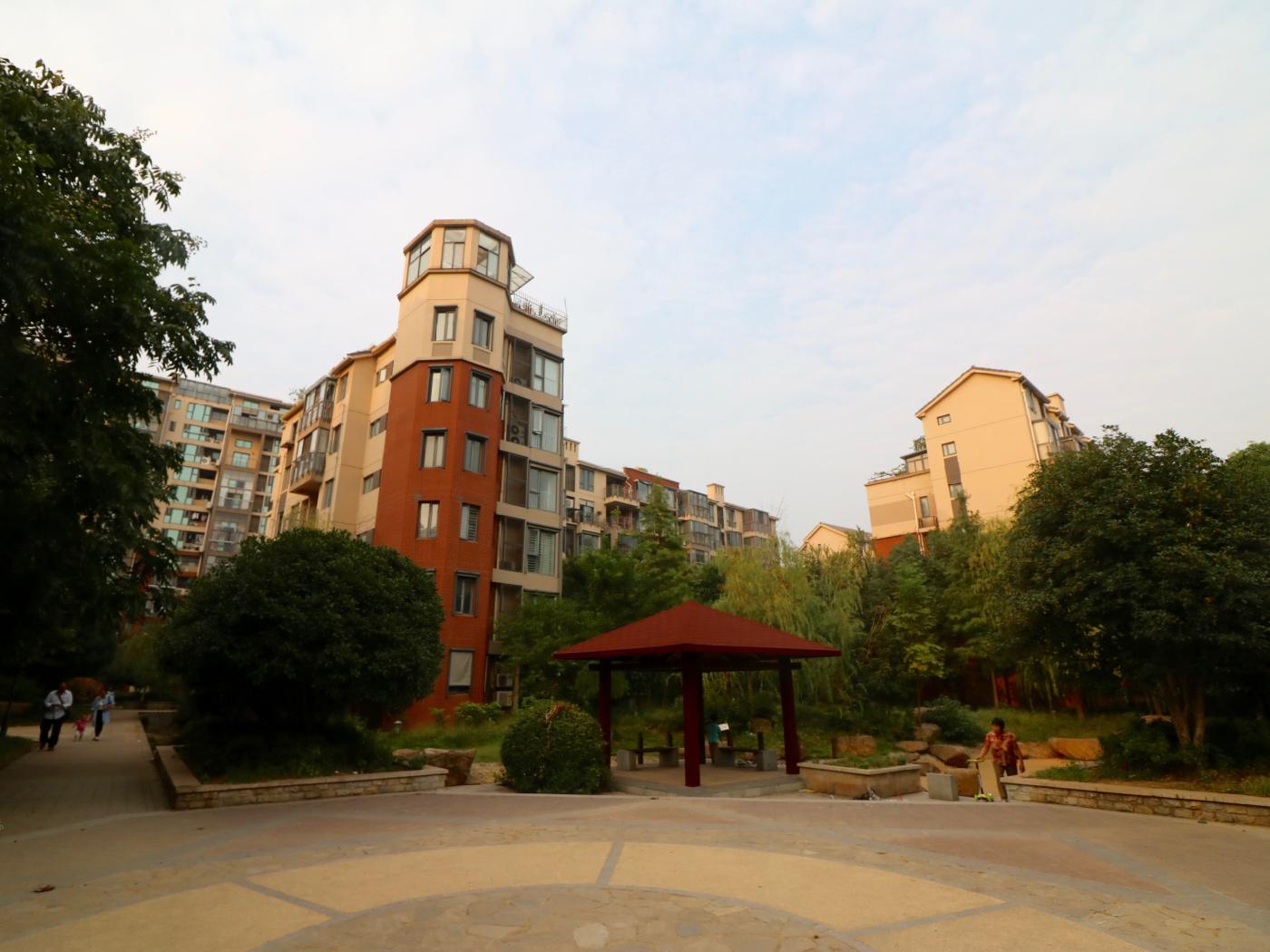 东郊小镇四街区挑高两房70年产权