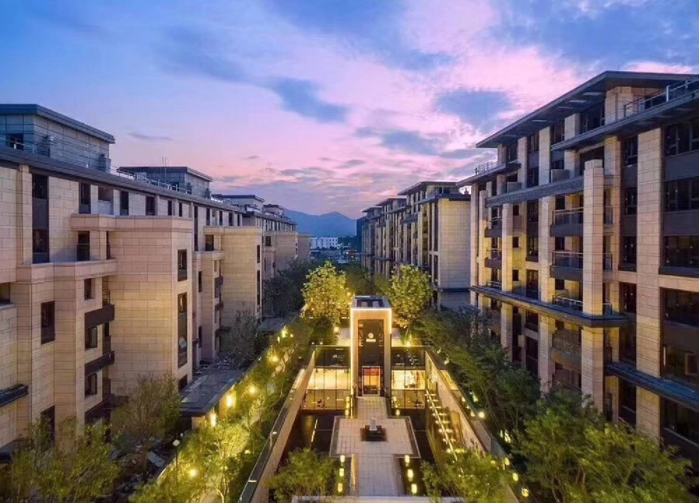 紫金山下低密度叠加别墅,超高精装修标准,拥有超大私享花园,坐享风景